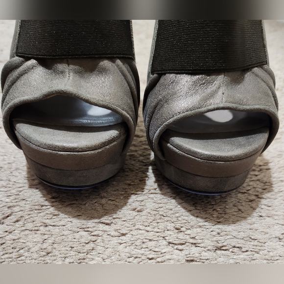 💥 Authentic💥 Versace Taupe Leather Platform Peep Toe Pumps Size 7.5M - Picture 7 of 9